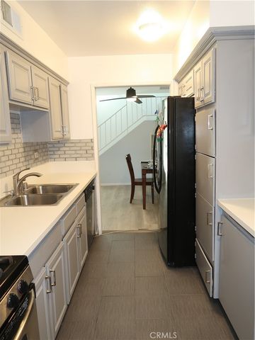 8105 Canby 4, Reseda, CA 91335