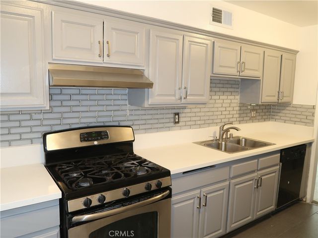 8105 Canby 4, Reseda, CA 91335