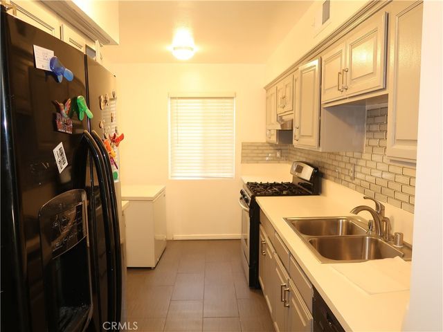 8105 Canby 4, Reseda, CA 91335