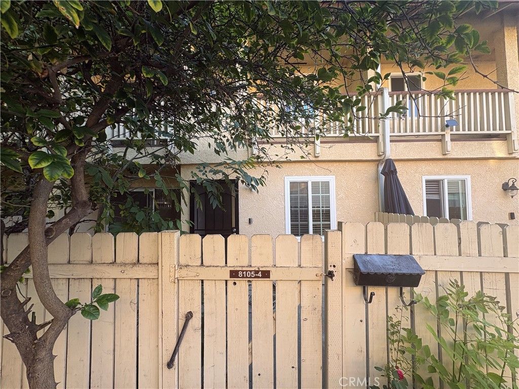 8105 Canby 4, Reseda, CA 91335