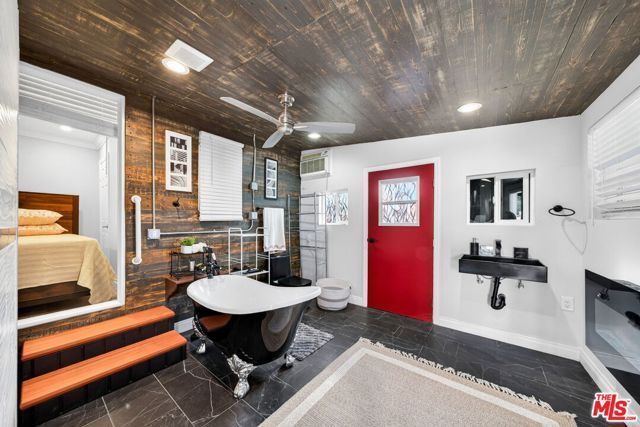 1200 Tamarind Avenue, Los Angeles, CA 90038