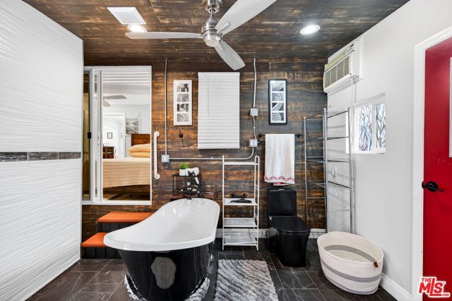 1200 Tamarind Avenue, Los Angeles, CA 90038