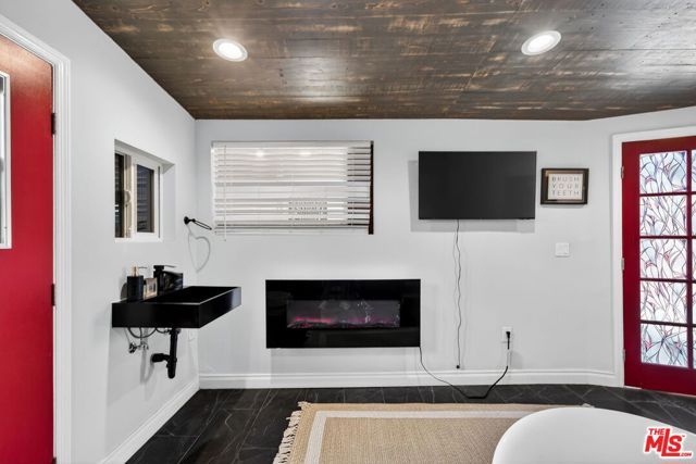 1200 Tamarind Avenue, Los Angeles, CA 90038