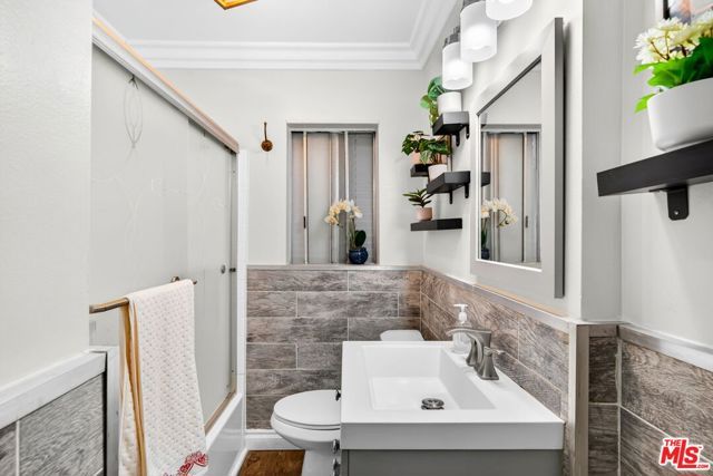 1200 Tamarind Avenue, Los Angeles, CA 90038