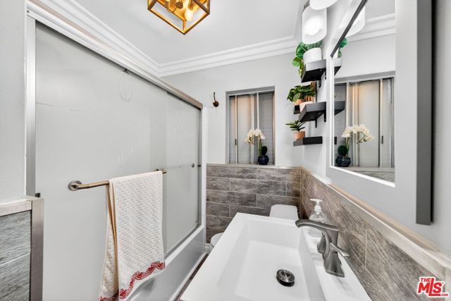 1200 Tamarind Avenue, Los Angeles, CA 90038