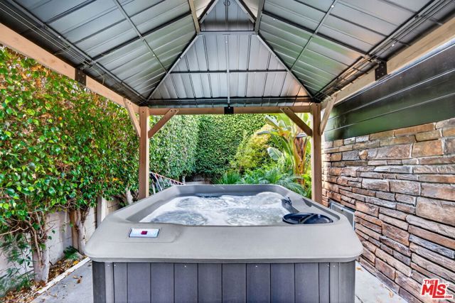 1200 Tamarind Avenue, Los Angeles, CA 90038