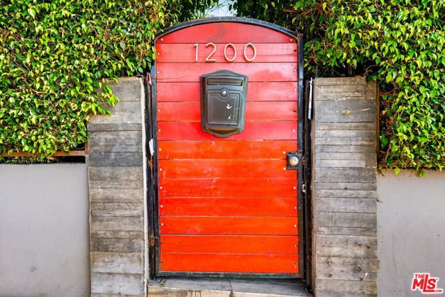 1200 Tamarind Avenue, Los Angeles, CA 90038