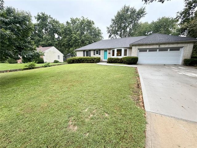 8842 Foster Lane, Overland Park, KS 66212