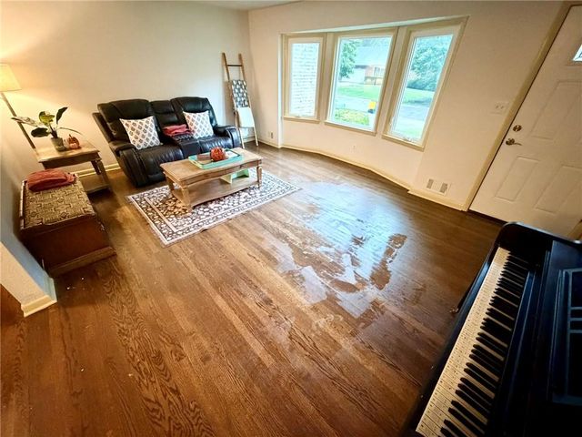 8842 Foster Lane, Overland Park, KS 66212