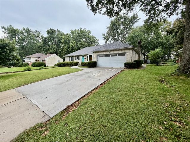 8842 Foster Lane, Overland Park, KS 66212