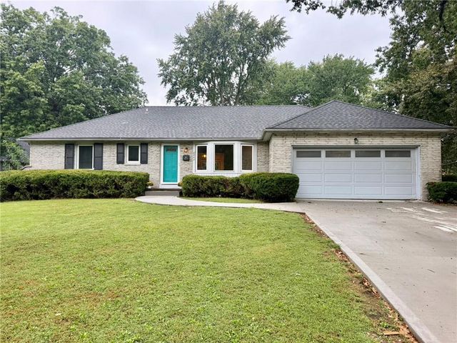 8842 Foster Lane, Overland Park, KS 66212