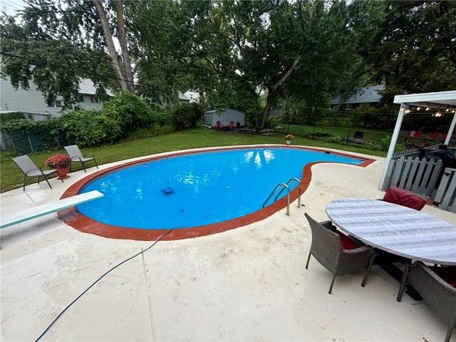 8842 Foster Lane, Overland Park, KS 66212