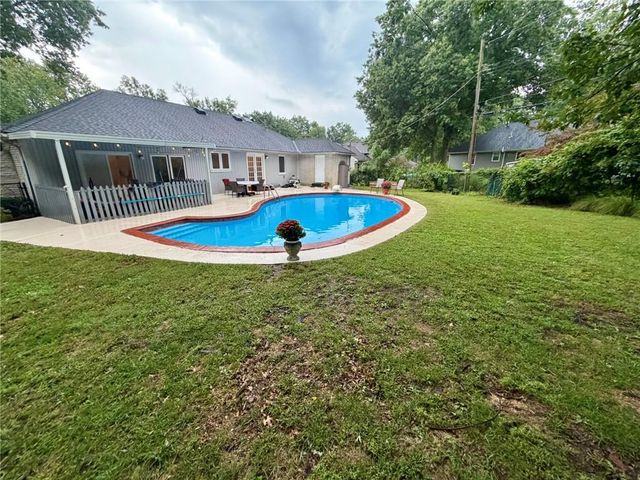 8842 Foster Lane, Overland Park, KS 66212
