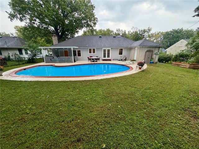 8842 Foster Lane, Overland Park, KS 66212