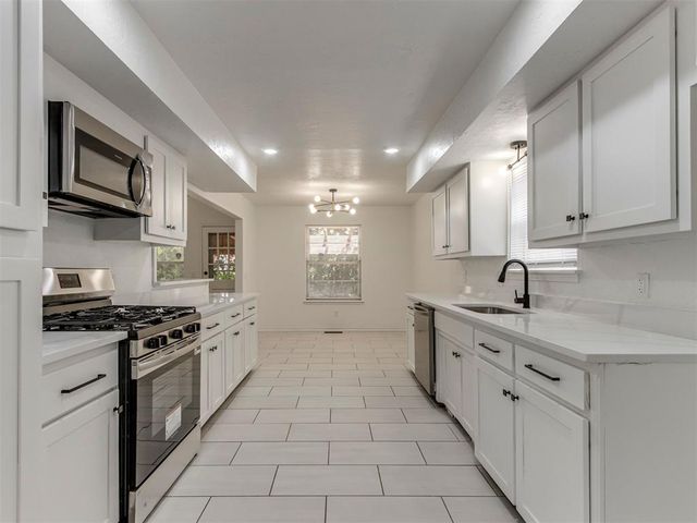 7136 N Comanche Street, Warr Acres, OK 73132