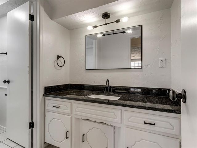 7136 N Comanche Street, Warr Acres, OK 73132