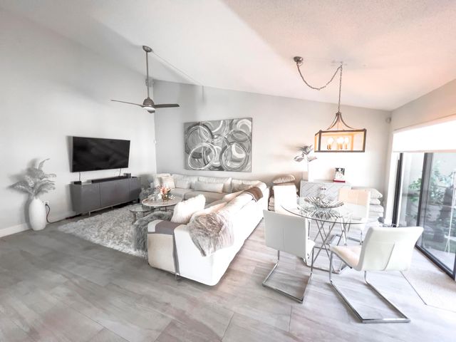 499 SW 28th Avenue, Delray Beach, FL 33445