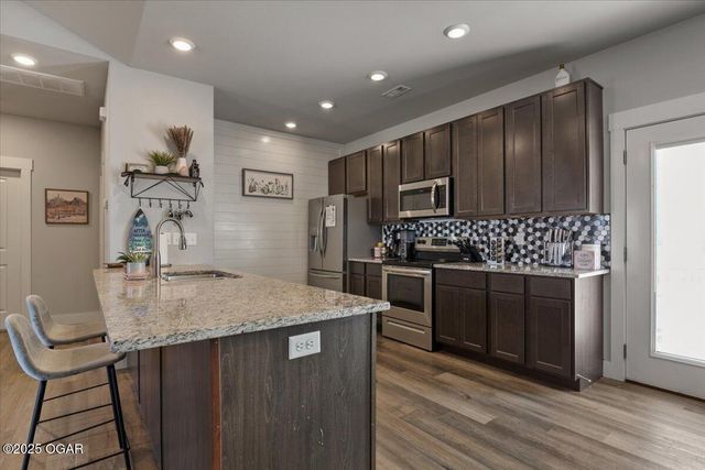 35 Francis Dr, Bella Vista, AR 72715