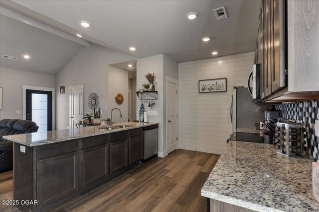 35 Francis Dr, Bella Vista, AR 72715