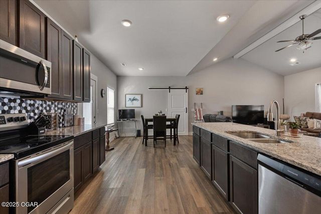 35 Francis Dr, Bella Vista, AR 72715