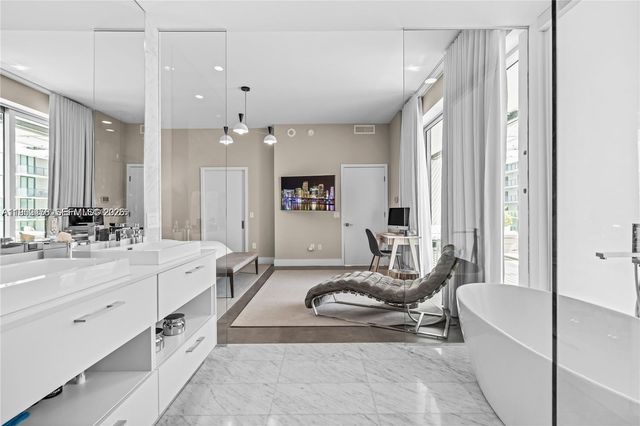 650 NE 32nd St BH6, Miami, FL 33137