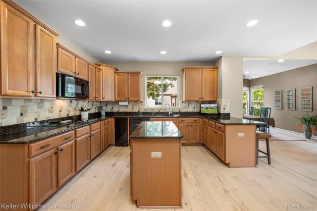 8354 Hummingbird, Commerce Charter Township, MI 48382
