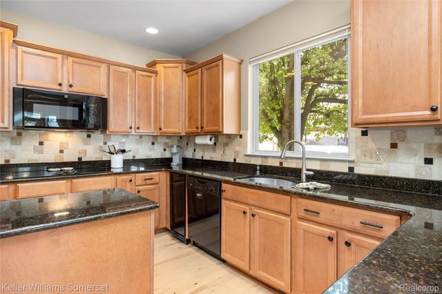 8354 Hummingbird, Commerce Charter Township, MI 48382