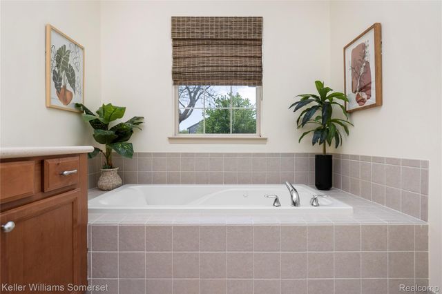 8354 Hummingbird, Commerce Charter Township, MI 48382