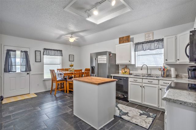 512 Oak Ridge Court, Crowley, TX 76036