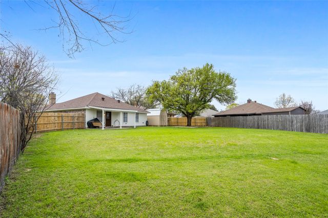 512 Oak Ridge Court, Crowley, TX 76036