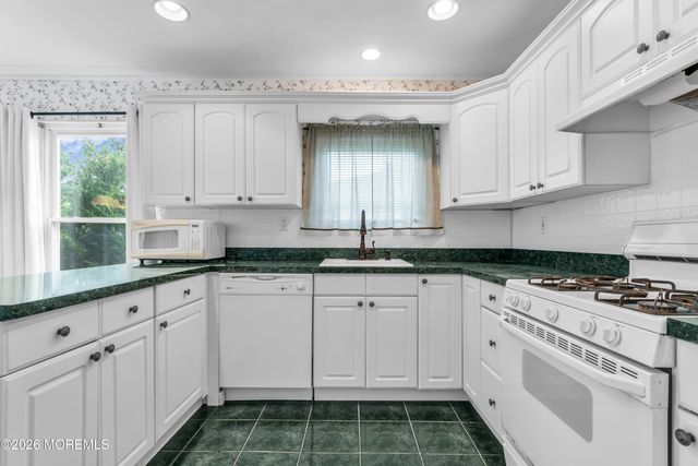 10 Biabou Drive, Toms River, NJ 08757