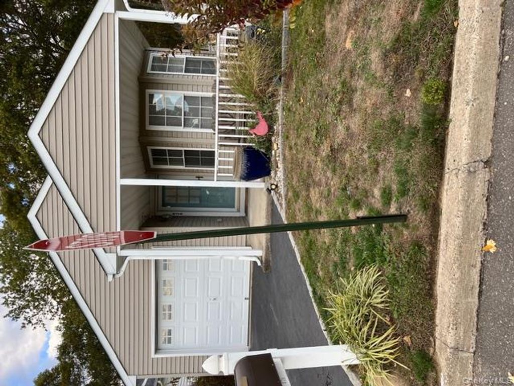 426 Village Circle N, Manorville, NY 11949