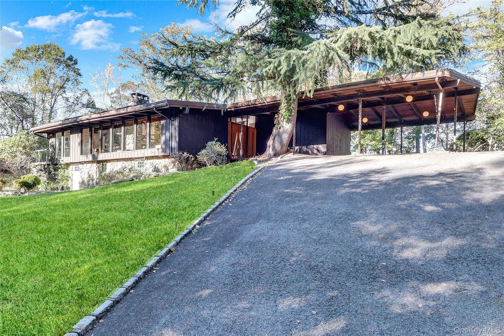 131 Oakside Drive, Smithtown, NY 11787