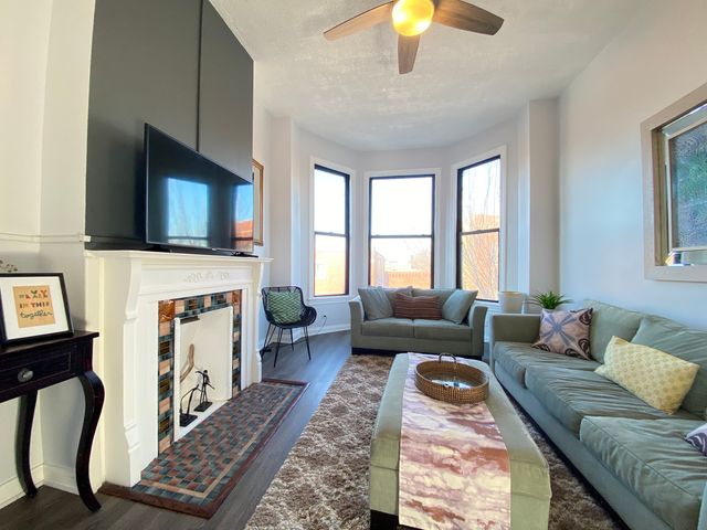 1437 W Taylor Street 3, Chicago, IL 60607