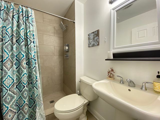 1437 W Taylor Street 3, Chicago, IL 60607