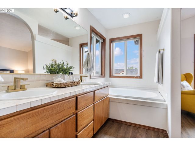 14812 Ne FREMONT Ct, Portland, OR 97230