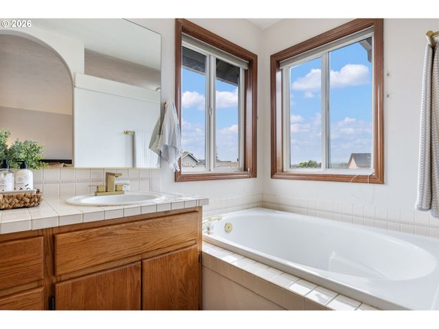 14812 Ne FREMONT Ct, Portland, OR 97230