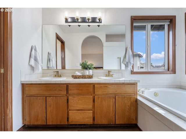 14812 Ne FREMONT Ct, Portland, OR 97230