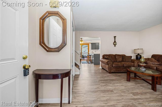 537 Woodbridge Circle, Waterford, MI 48327