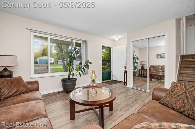 537 Woodbridge Circle, Waterford, MI 48327