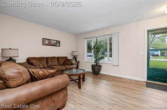 537 Woodbridge Circle, Waterford, MI 48327