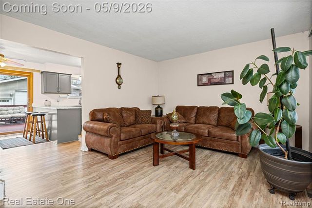 537 Woodbridge Circle, Waterford, MI 48327