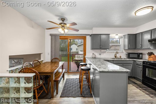 537 Woodbridge Circle, Waterford, MI 48327