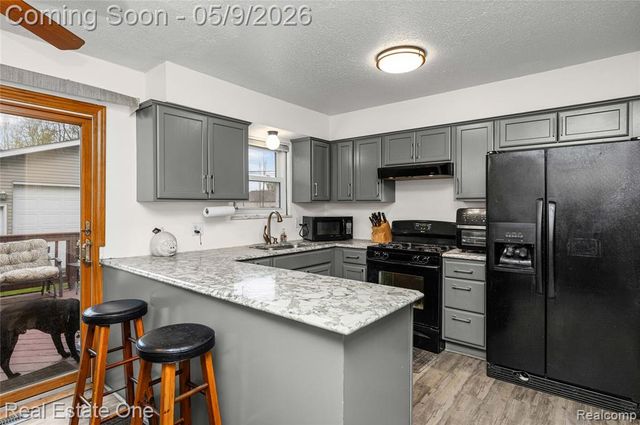 537 Woodbridge Circle, Waterford, MI 48327