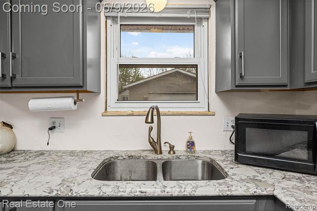 537 Woodbridge Circle, Waterford, MI 48327