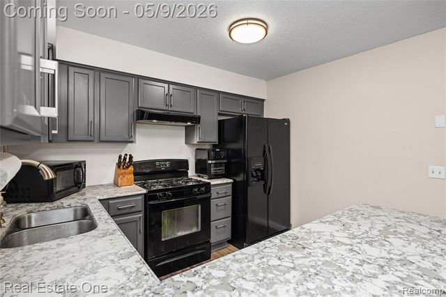 537 Woodbridge Circle, Waterford, MI 48327