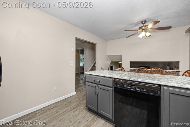 537 Woodbridge Circle, Waterford, MI 48327