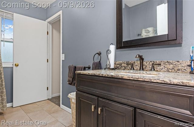 537 Woodbridge Circle, Waterford, MI 48327