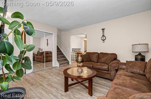 537 Woodbridge Circle, Waterford, MI 48327
