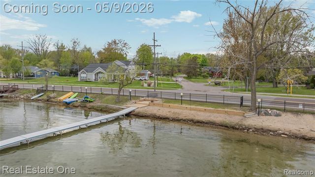 537 Woodbridge Circle, Waterford, MI 48327